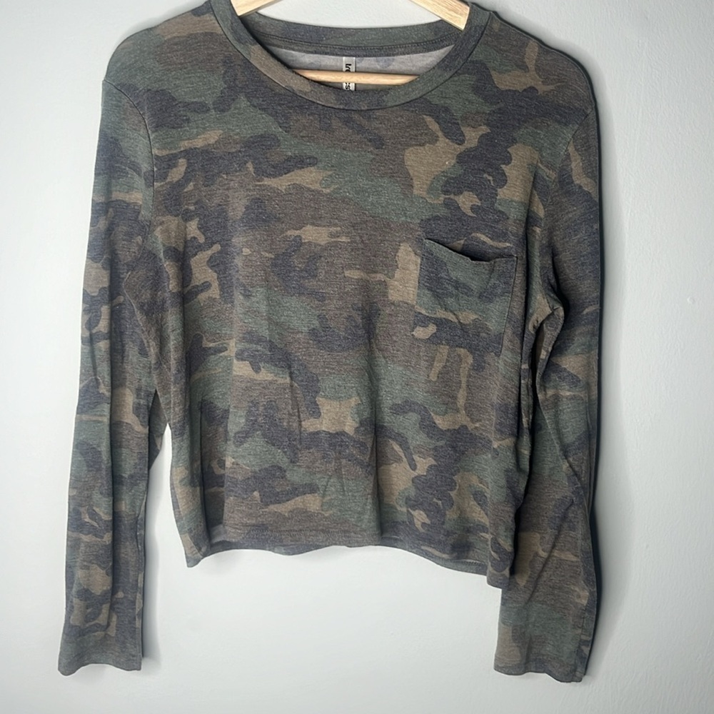 Women’s Large Tresics Camo Longsleeve Pocketed Shirt